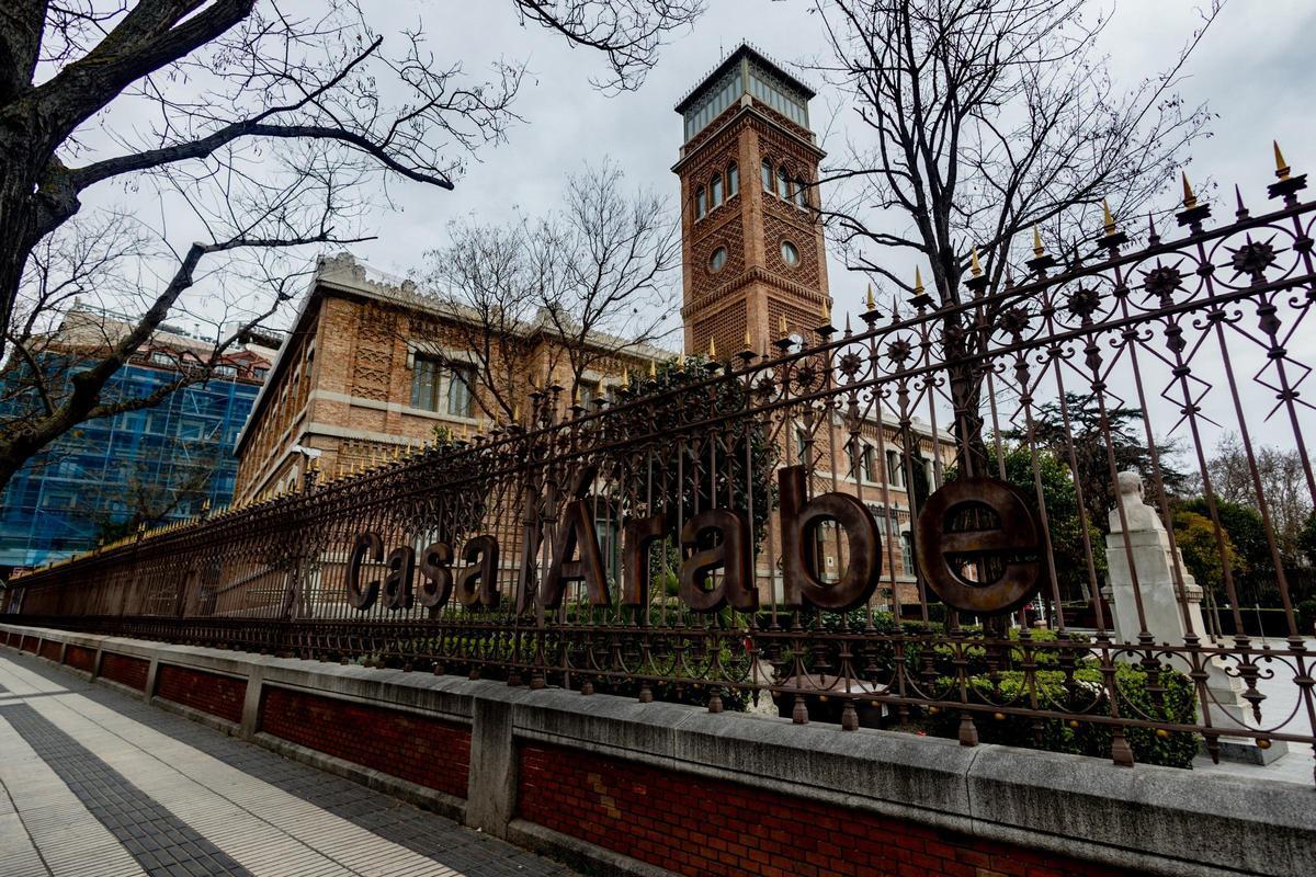 Fachada de la Casa Árabe de Madrid, situada en el número 62 de la Casa Árabe.