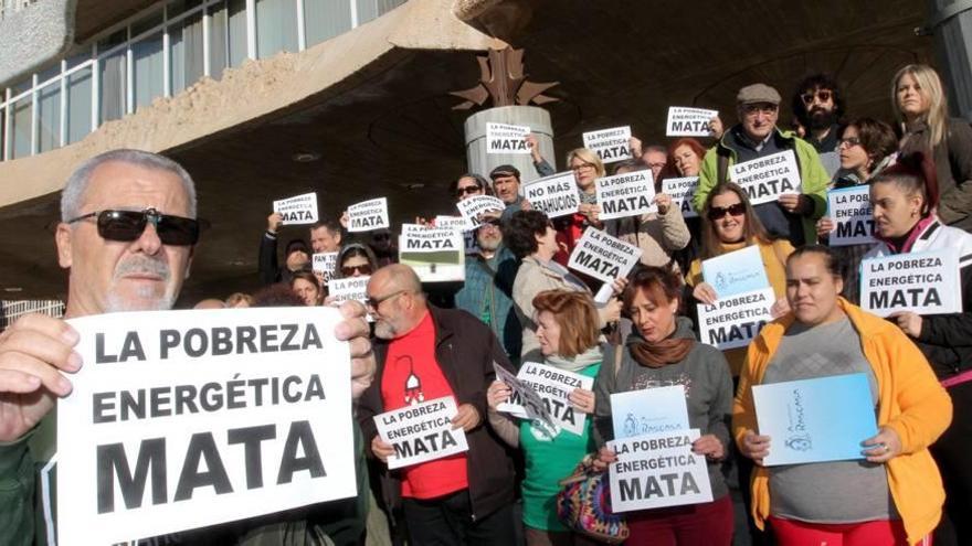 Protesta contra los cortes de luz en la Asamblea Regional previa a la aprobación de la ley murciana que protege a las familias sin recursos.