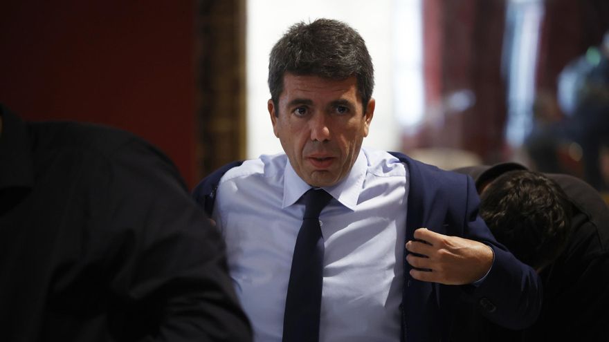 El president Carlos Mazón se prepara para su intervención de ayer en el Círculo Ecuestre de Barcelona.