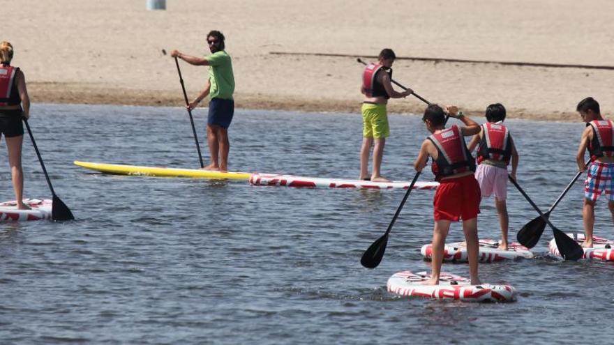 Uns joves fent classes de vela l&#039;estiu passat.