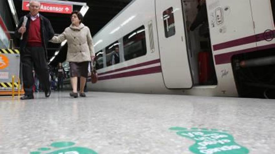 Un tren Intercity, en la estación de Gandia.