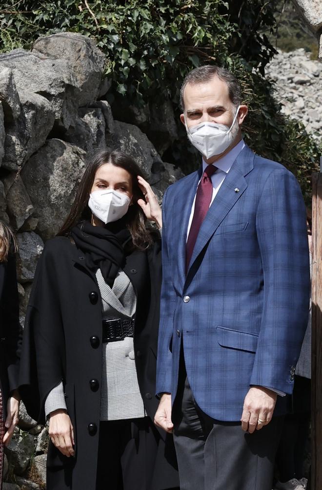 La reina Letizia ha añadido su abrigo capa negro preferido para protegerse del frío en Andorra