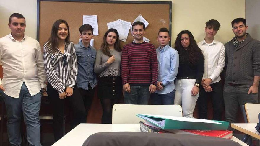 Los alumnos creadores de la aplicación junto con su profesor, Juan Primo (en el centro).