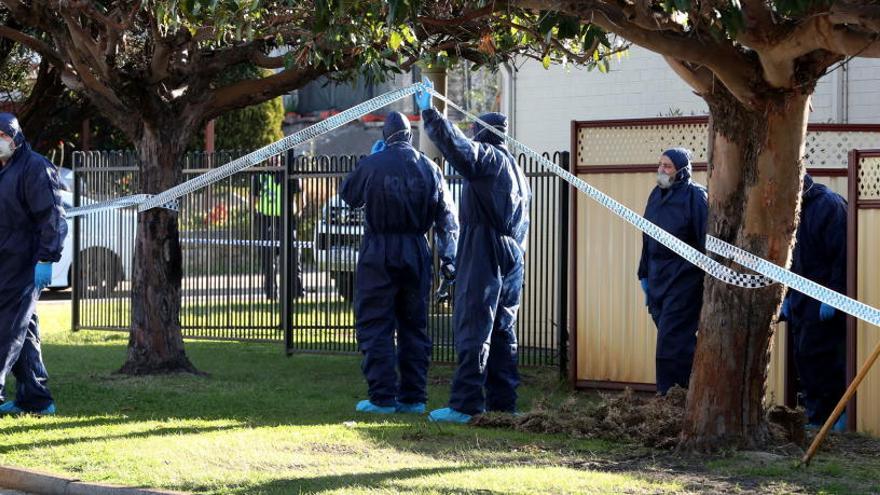 Los forenses en el lugar en el que se han hallado los cuerpos.