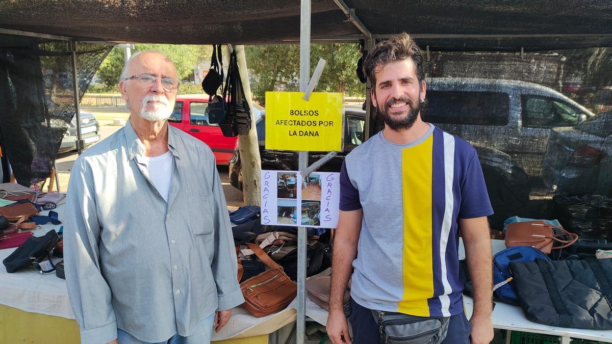 Sergio Sequero (d), y su padre, afectados por la DANA, en el mercado de la Calle Sagunto de València este martes.