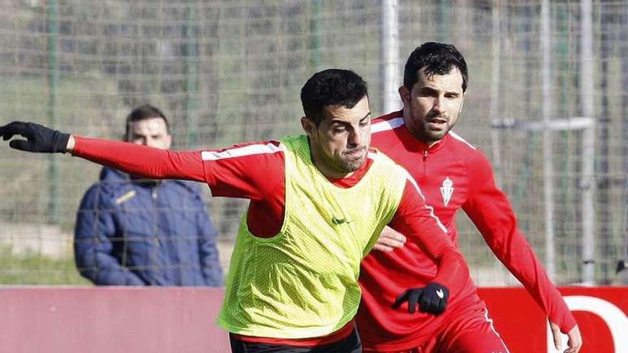 Carlos Castro supera a Álex López en el entrenamiento de ayer.