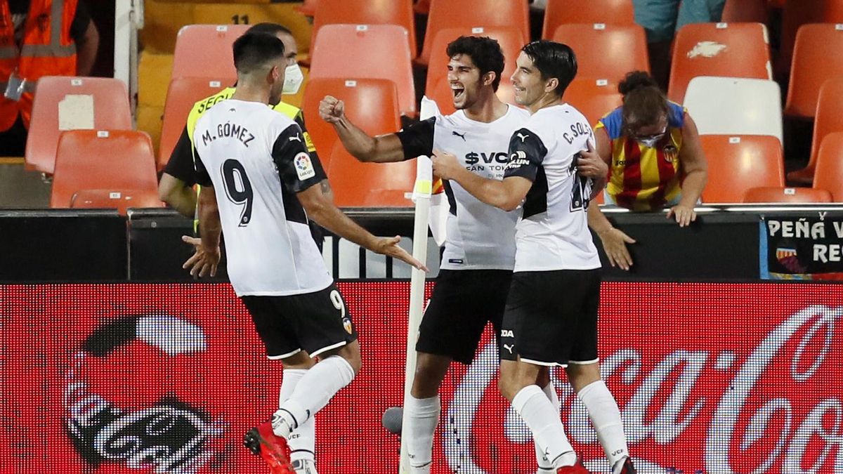 Valencia players celebrate one of their goals. Valencia players celebrate one of their goals.