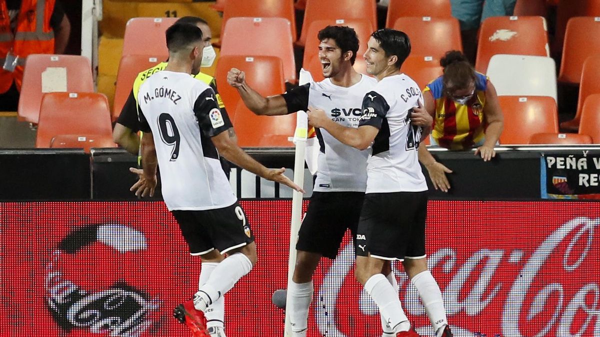 Los jugadores del Valencia celebran uno de sus goles.