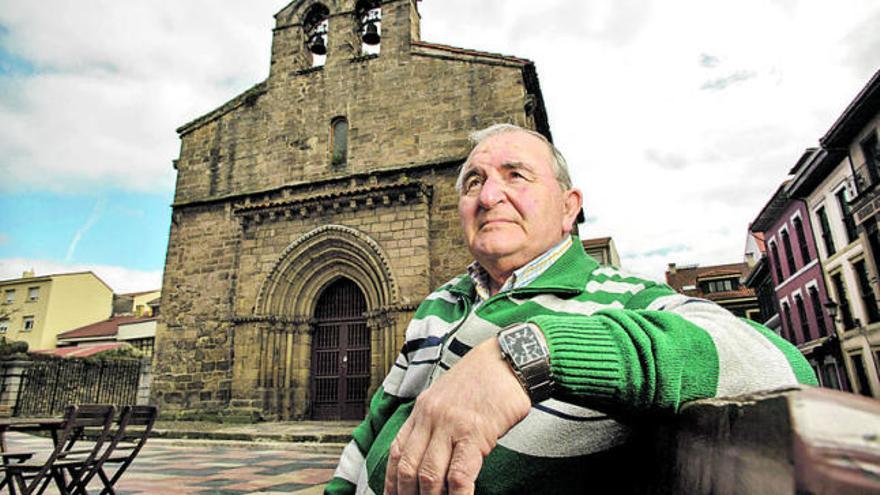 Fernando de la Vega, delante de la iglesia vieja de Sabugo, en Avilés.