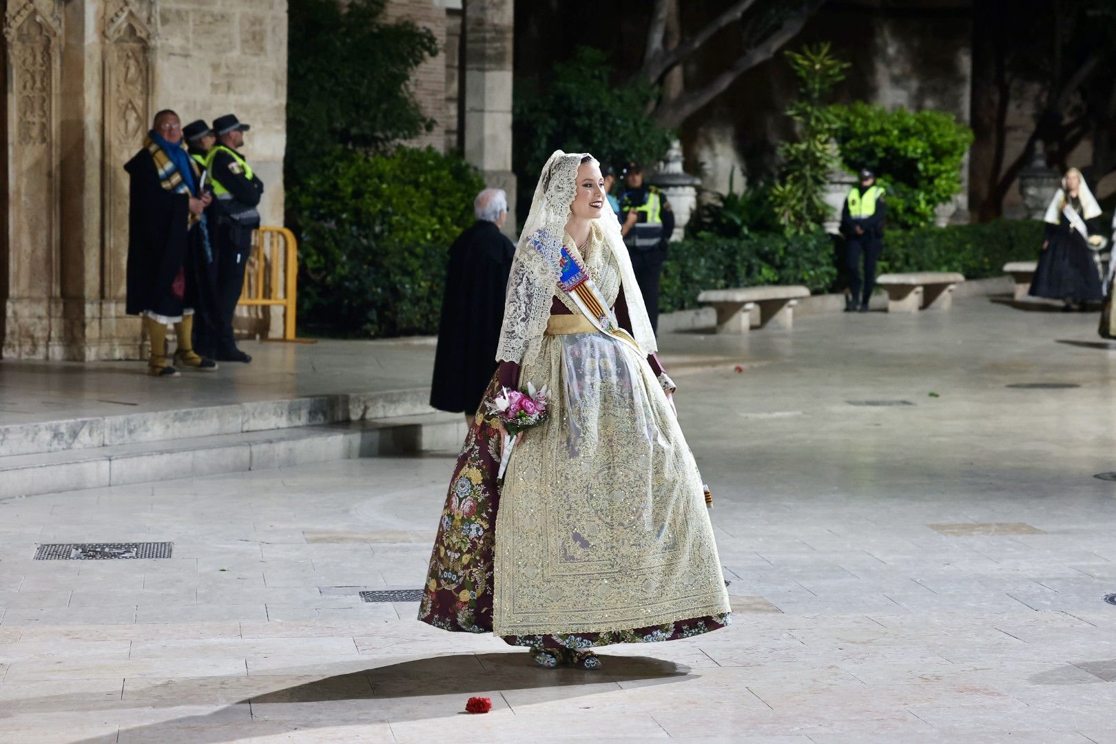 Laura Mengó y su corte coronan la ofrenda a la Virgen