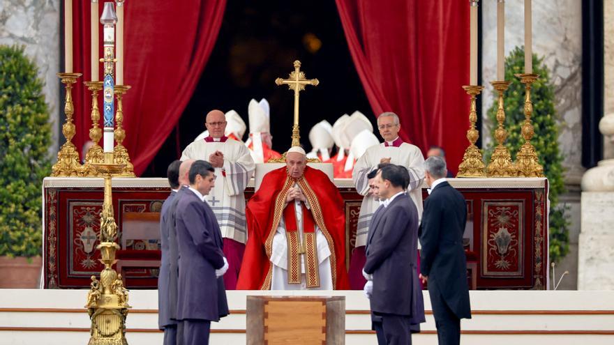 Más de 50.000 personas despiden a Benedicto XVI en un funeral inédito