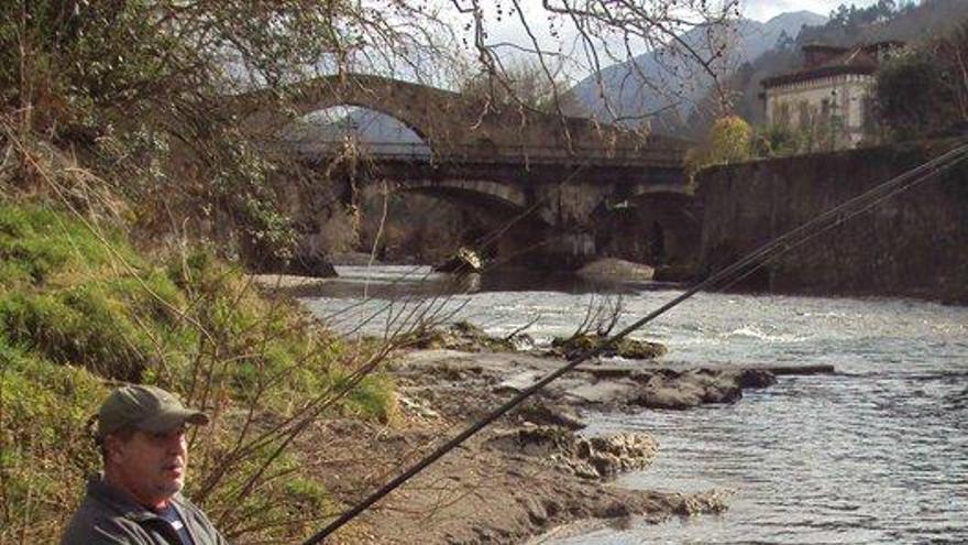 Un ribereño, pescando en el Sella.