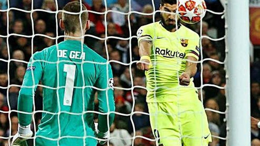 Luis Suárez cabecea ante De Gea, en la jugada del único gol del partido.