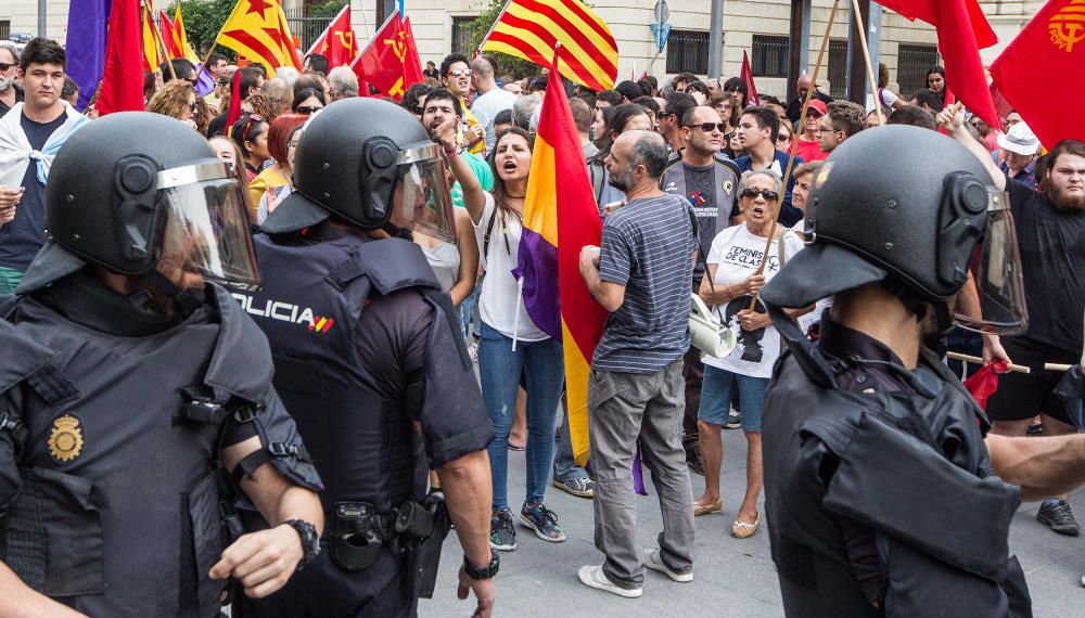 Tensión entre partidarios y detractores del referéndum en Alicante