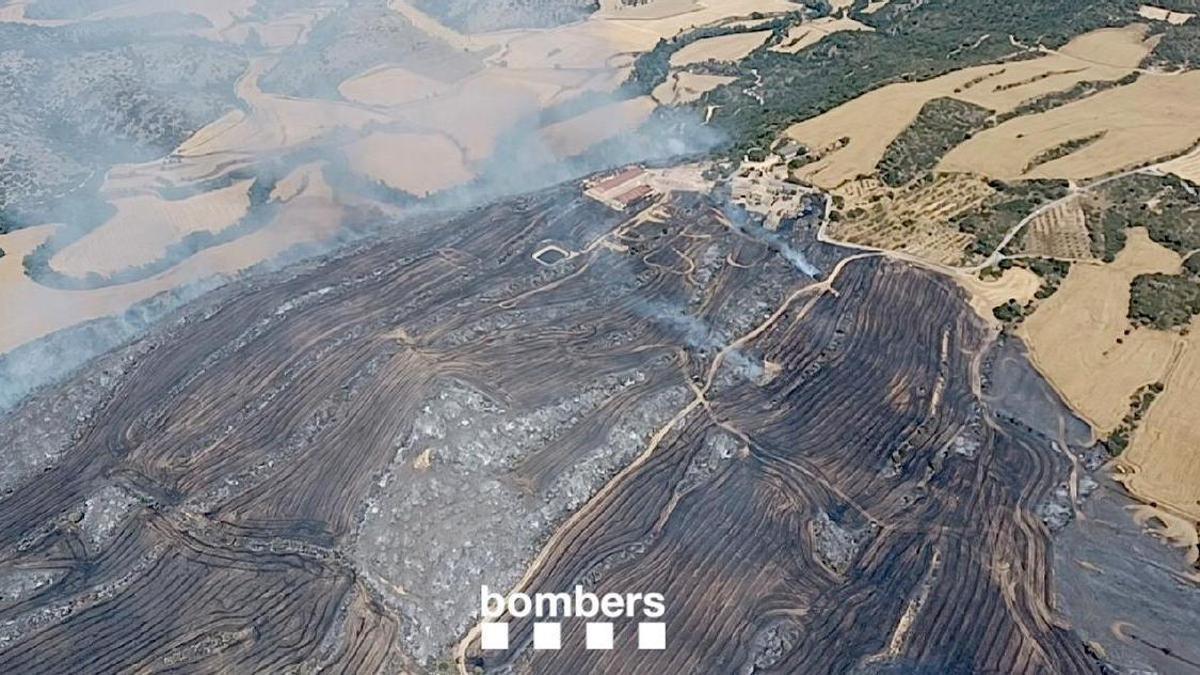 Incendio de Torrefeta i Florejacs (Lleida) a las 16 horas de este martes. El incendio forestal iniciado este martes por la tarde