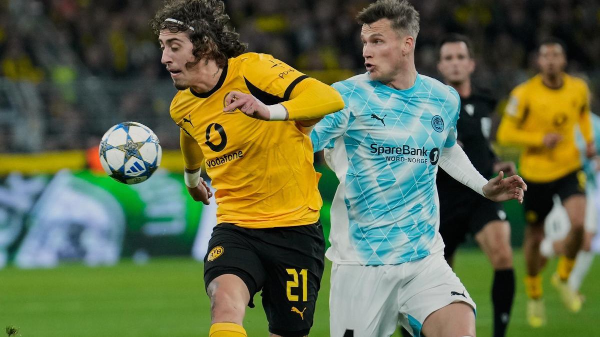 Dortmund's Fabio Silva fights for the ball against Glimt's Odin Bjortuft during the Champions League opening phase soccer match between Borussia Dortmund and Bodo/Glimt in Dortmund, Germany, Wednesday, Dec. 10, 2025. (AP Photo/Ebrahim Noroozi)