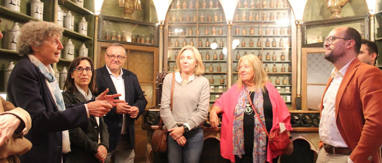 Maria del Tura Bovet explica alguns detalls de la farmàcia durant la inauguració del nou espai