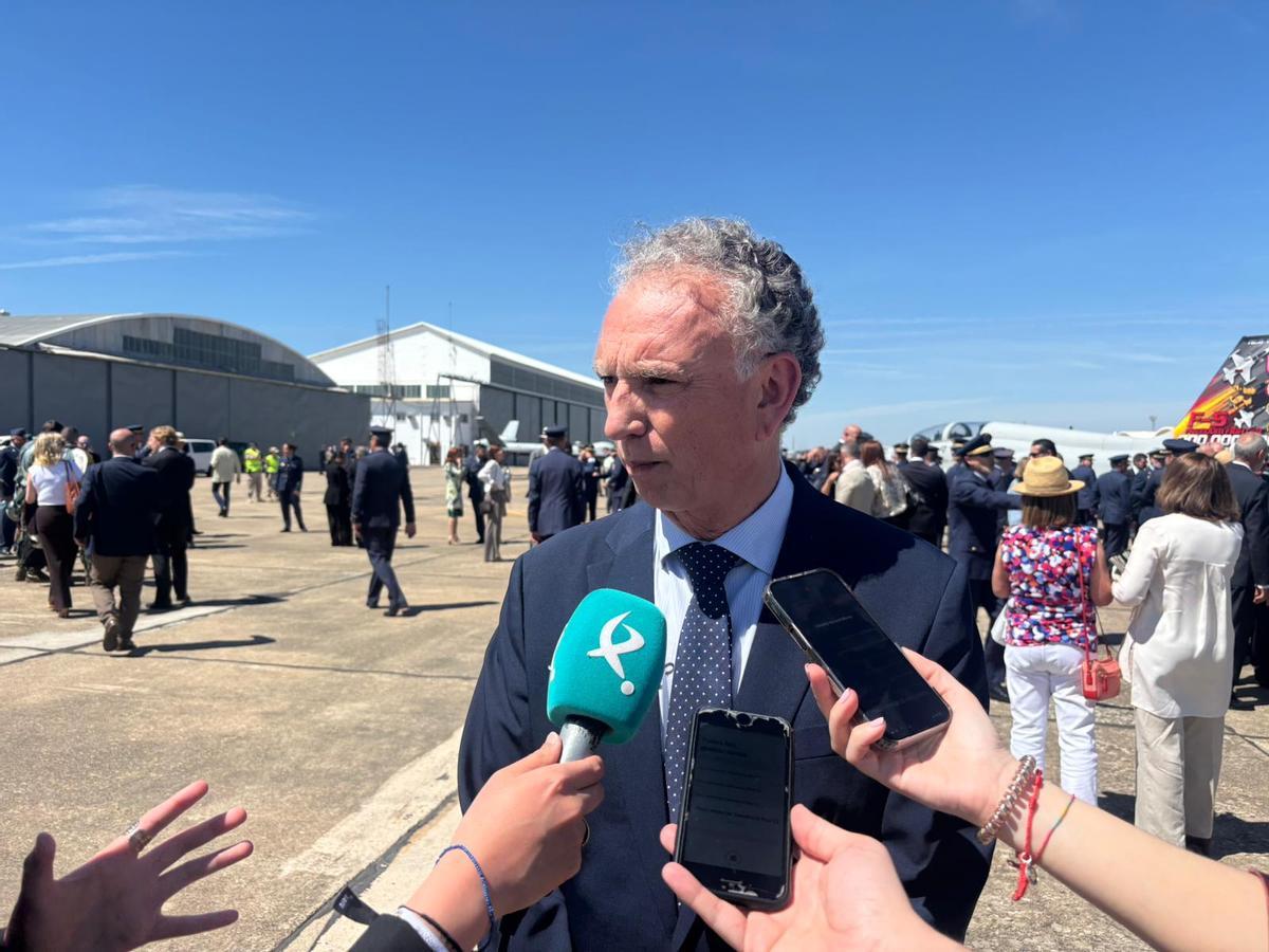 El delegado del Gobierno en Extremadura, José Luis Quintana, atiende a los medios de comunicación este viernes en la base aérea de Talavera la Real (Badajoz)..
