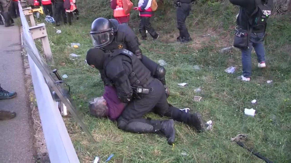 Un hombre ha sido detenido este martes en la autopista AP-7 en La Jonquera tras agredir a un mosso que iba detrás suyo.