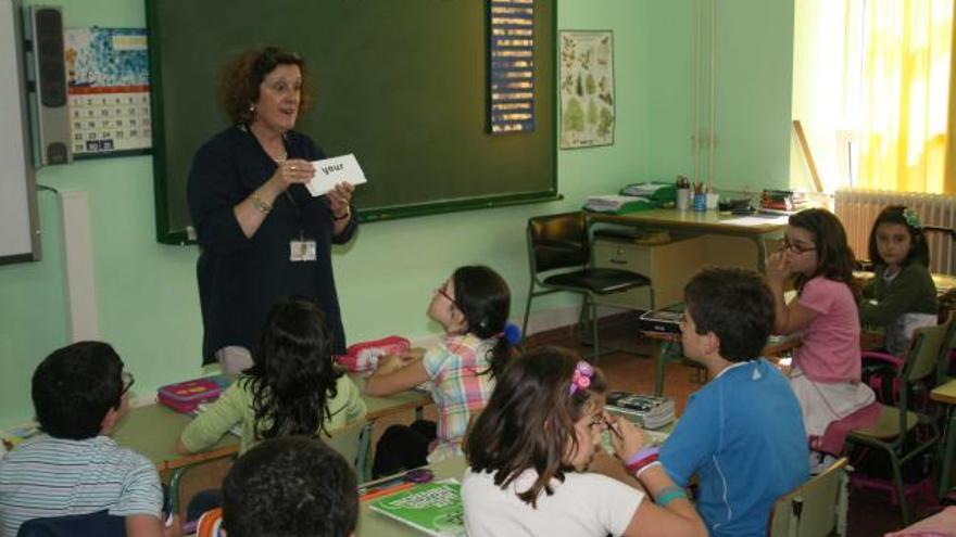 La profesora de Inglés Marta María García enseña a los alumnos de tercero del San Félix con el nuevo método.