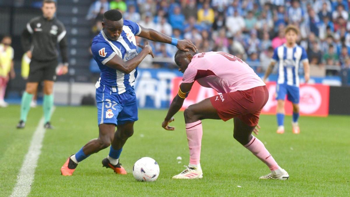 Bil Nsongo quiebra a Diakhaby en el duelo entre el Deportivo y el Valencia en Riazor.