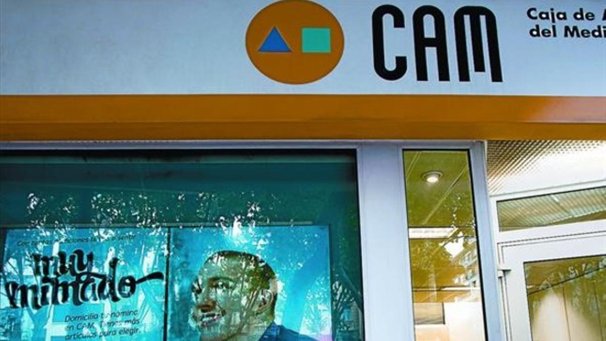 Fachada de una oficina de la CAM en Valencia, ayer, cuando fue intervenida la caja alicantina por el Banco de España..