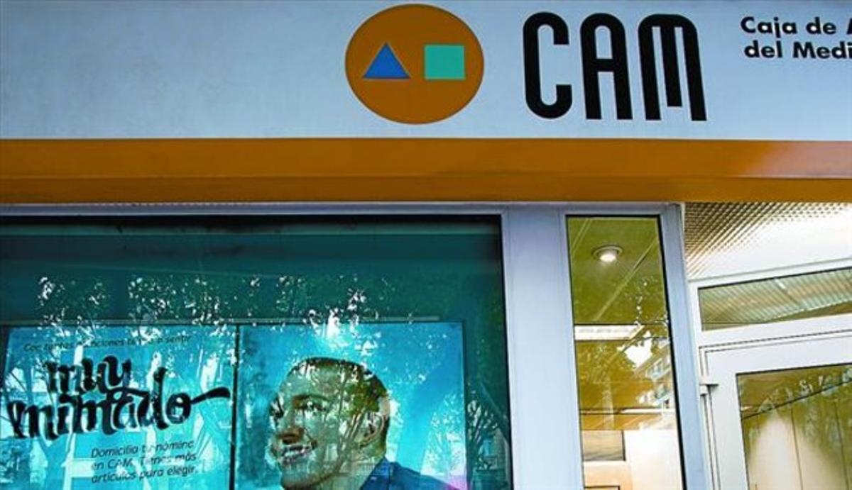 Façana d’una oficina de la CAM a València, ahir, quan la caixa alacantina va ser intervinguda pel Banc d’Espanya.