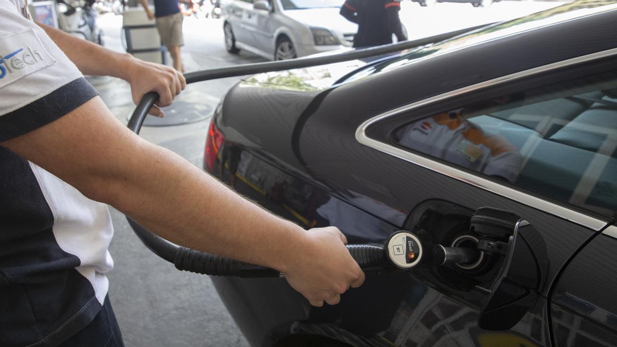 subida de precios de la gasolina, en la imagen un cliente se sirve combustible.