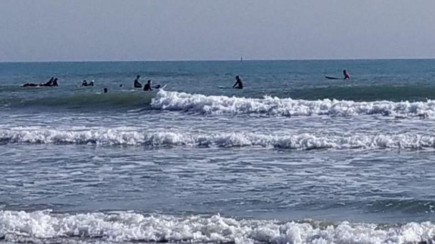 Surfistas en Castelló en pleno febrero