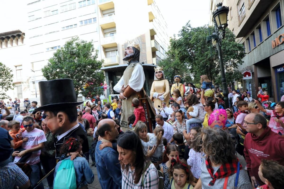 Comparsa de gigantes y cabezudos en el centro de Zaragoza