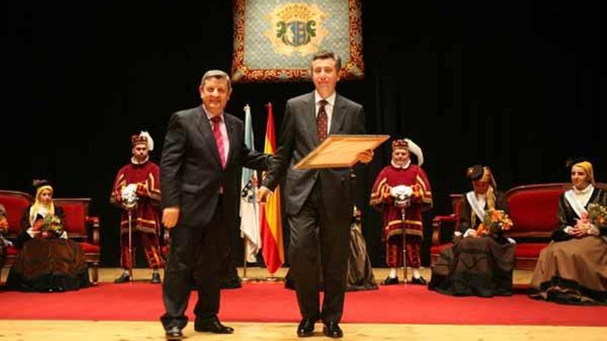 Las reinas coronadas ayer en el Teatro Municipal.