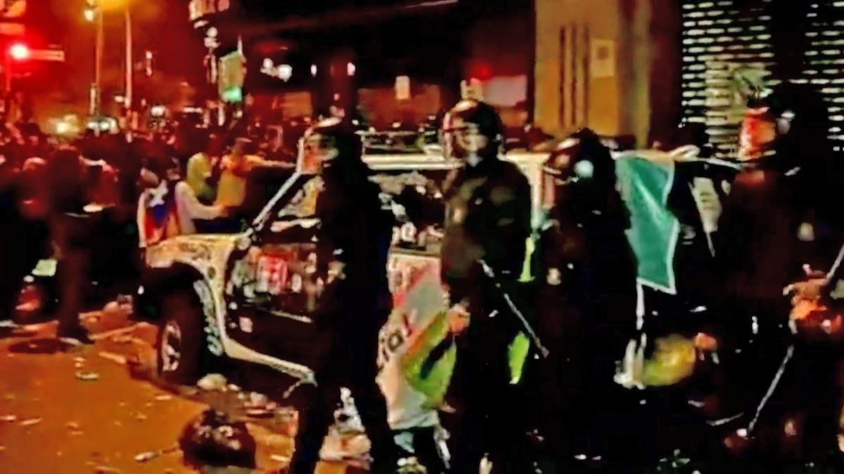 mossos carregant contra manifestants de matinada el 20-s operaris retirant els cotxes de la gurdia civil danyats i junqueras i forcadell a economia amb declaracions de lexvicepresident