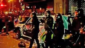 mossos carregant contra manifestants de matinada el 20-s operaris retirant els cotxes de la gurdia civil danyats i junqueras i forcadell a economia amb declaracions de lexvicepresident