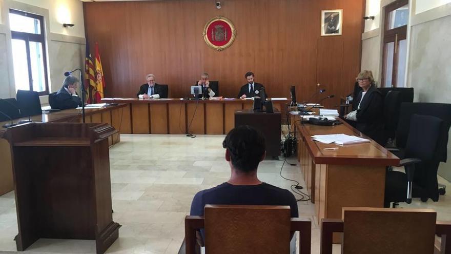 Juicio celebrado ayer al acusado de abusar de su hermanastra.