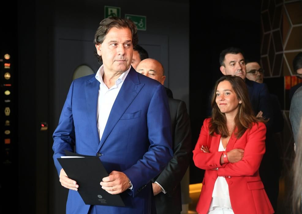 El presidente de la Xunta, Alberto Núñez Feijóo; el delegado del Gobierno, Javier Losada; y la alcaldesa de A Coruña, Inés Rey, participaron en un acto cargado de emoción y cerveza.