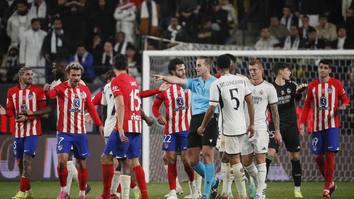 Arberola Rojas da validez a un gol del Atlético durante el derbi de Supercopa ante el Madrid.
