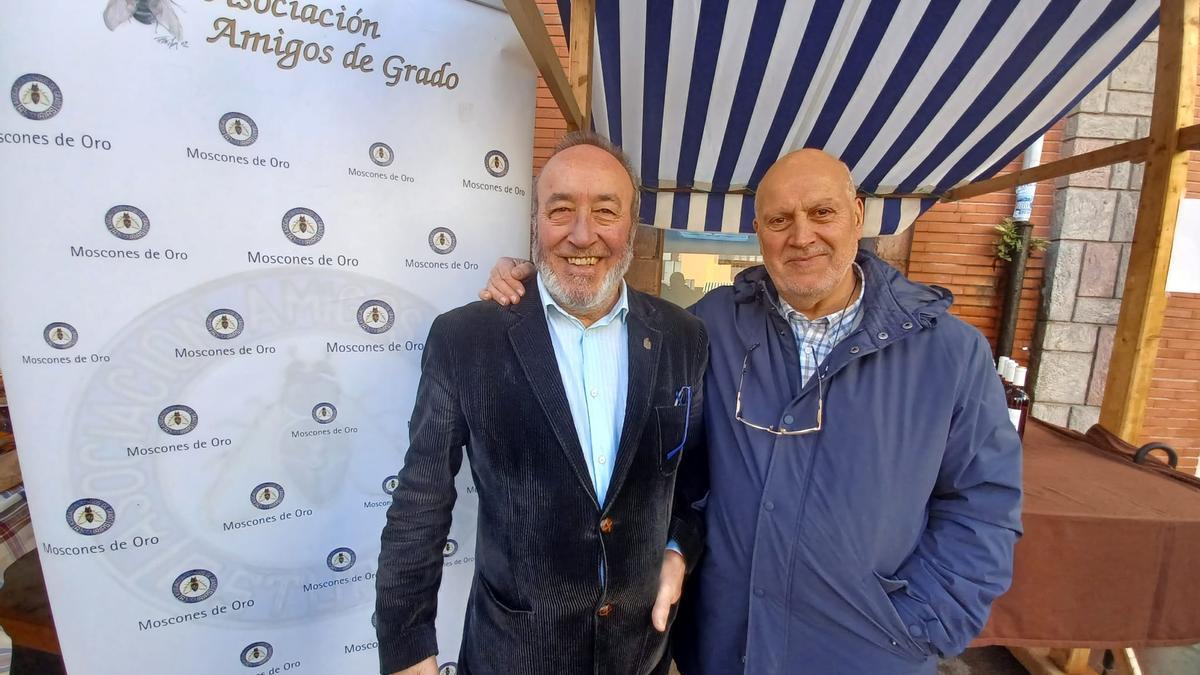 Manuel Fernández Martínez (derecha) y Manuel Fernández Tamargo, de la directiva de la entidad, en una imagen reciente, en el mercado dominicial, con un stand de promoción de la campaña.