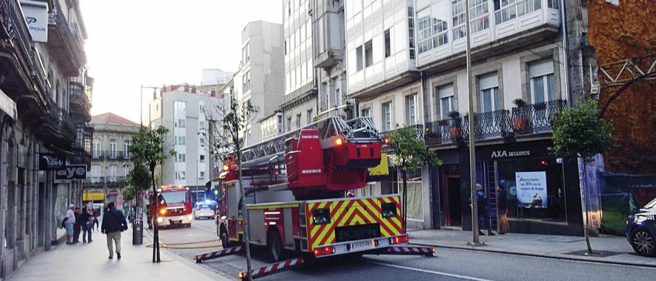 El incendio, ocurrido en 2017, obligó a cortar una vía durante horas. // FdV