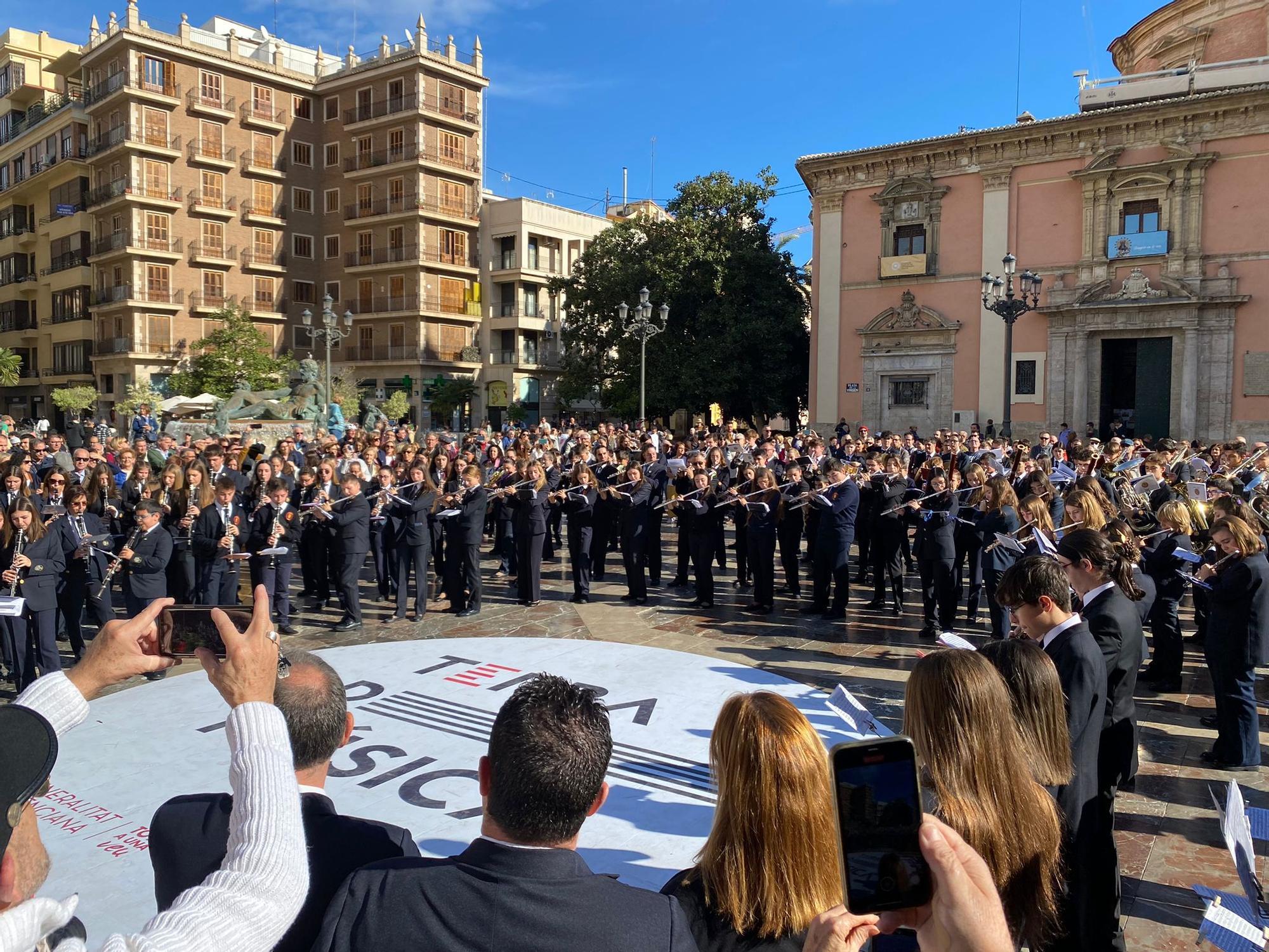 La música de banda resuena en la plaza de la Virgen de València