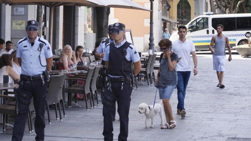 Policies municipals de Girona, a la Rambla, on ja fa temps hi ha jardineres a l&#039;entrada per impedir el pas de vehicles