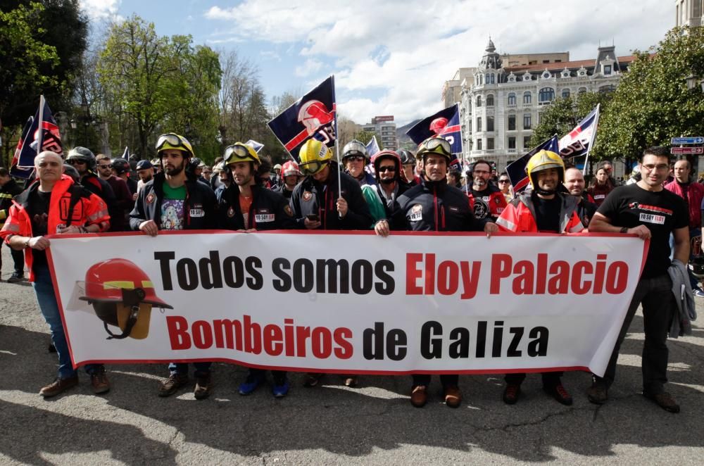 Manifestación de bomberos de toda España en Oviedo por Eloy Palacio