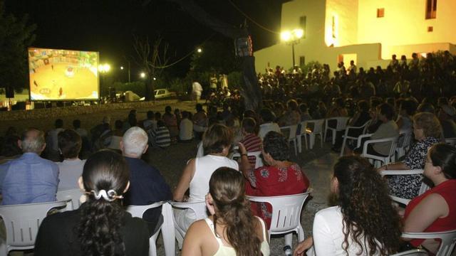 Los vecinos de Sant Llorenç no se pierden detalle de la pantalla gigante en la que se proyecta ‘El Grand Prix’. /