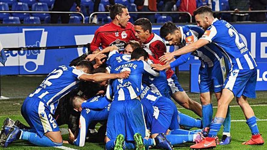 Los jugadores del Dépor celebran en una piña el penalti transformado por Carlos Fernández en el descuento del partido de Liga ante el Mallorca.
