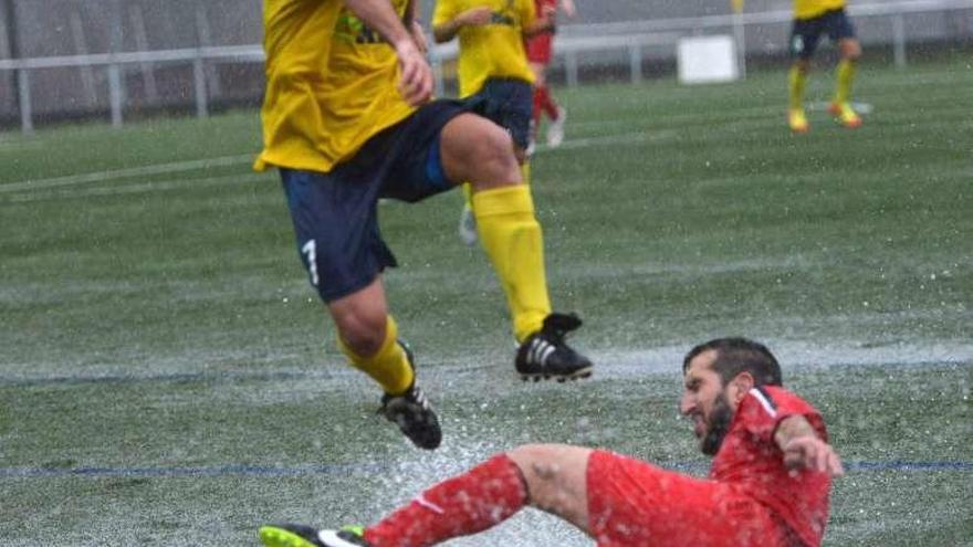 Un jugador del Caselas corta un balón, ayer en Baltar. // Gustavo Santos