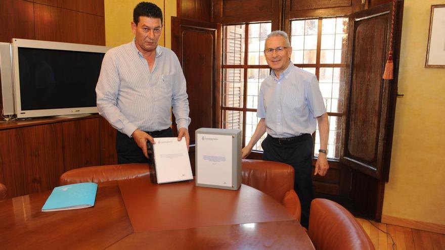 Manuel Martínez entrega el documento al presidente de la CHS.