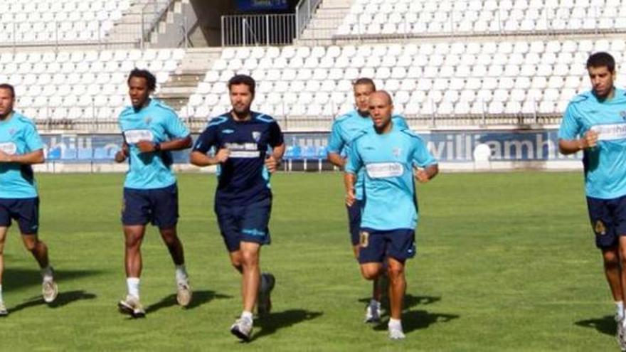 Apoño, Hélder, Baha, Manolo y Juanito ayer a las órdenes de Rafa Mondragón sobre el césped de La Rosaleda.