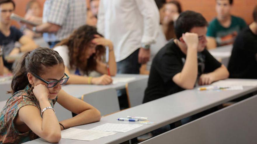 Alumnos realizando la prueba de acceso a la Universidad