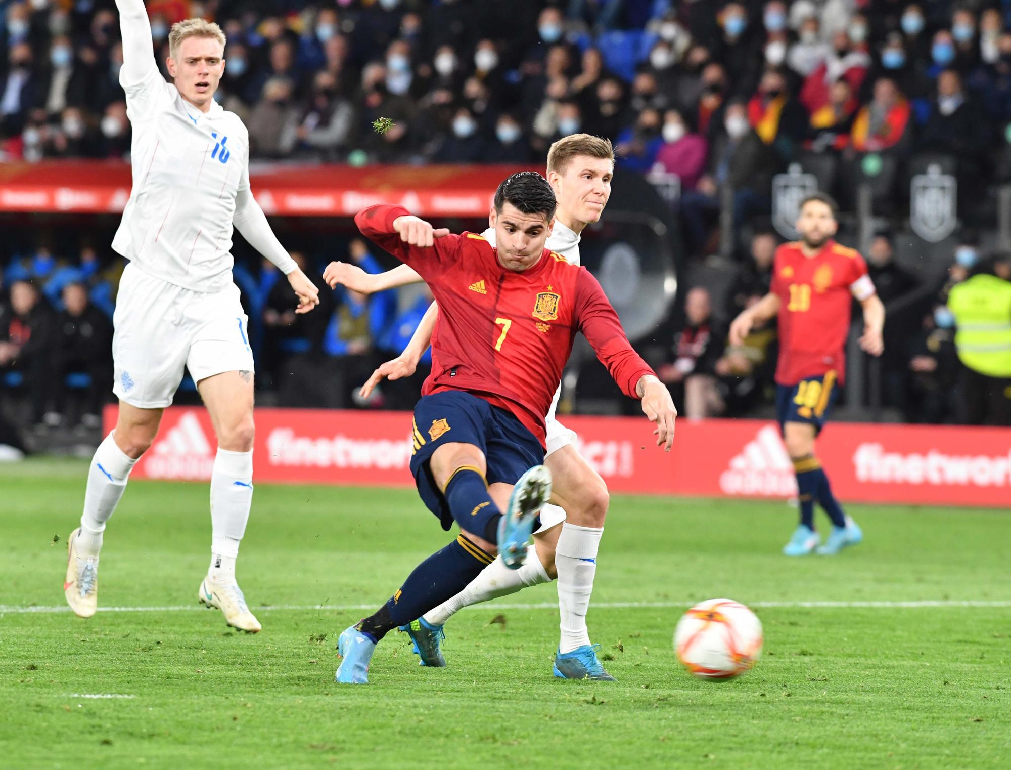 España golea a Islandia (5-0) en A Coruña con Riazor repleto