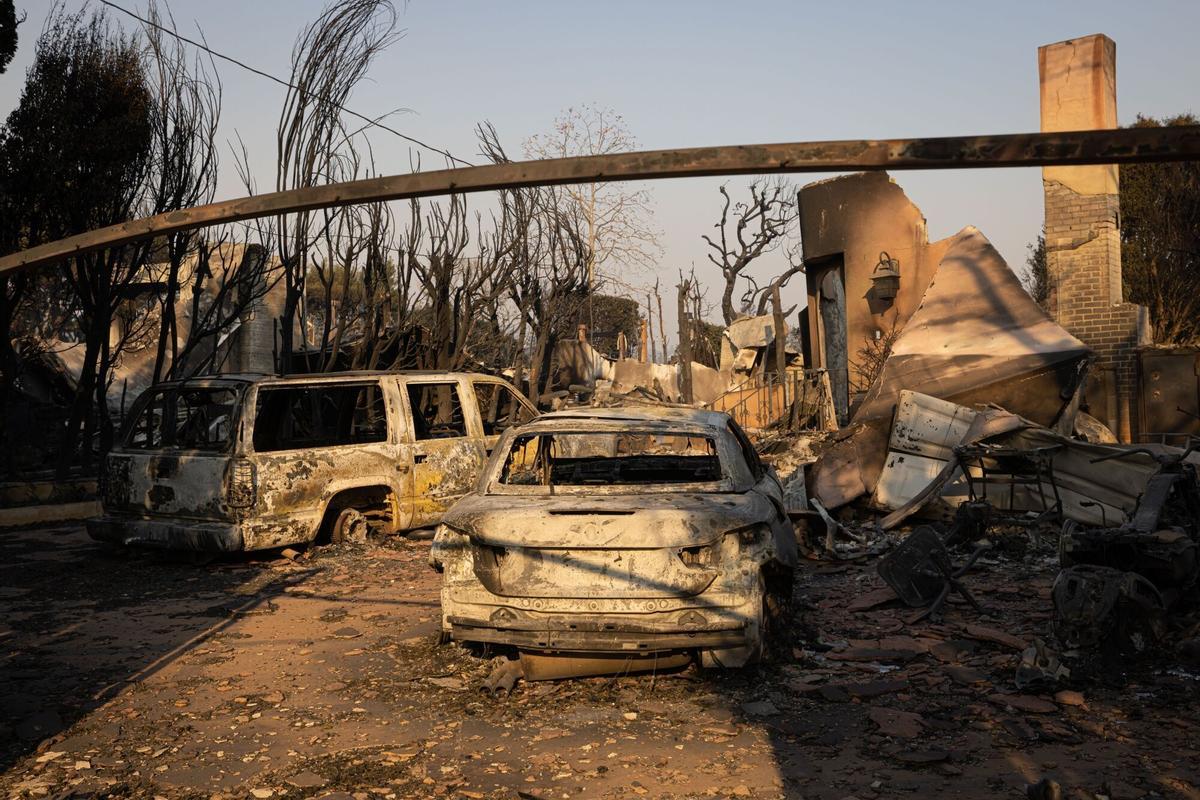 Devastación en las calles de Los Ángeles tras el fuego