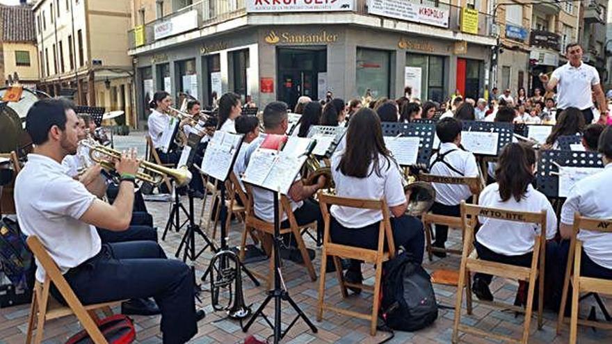 La Banda de Música Maestro Lupi abre los conciertos del verano con su actuación en Santa María